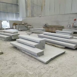 枣庄 整石台阶（大面火烧+侧面自然面），出货前厂内拼装