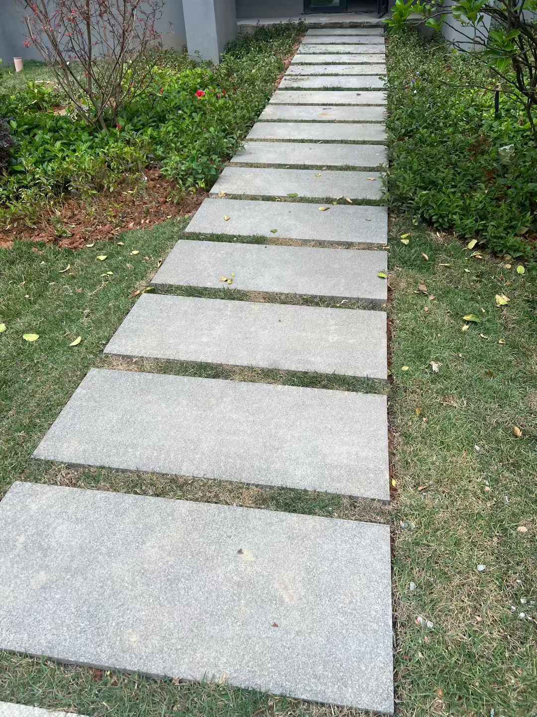 枣庄 芝麻黑小区踏步、汀步石铺装效果