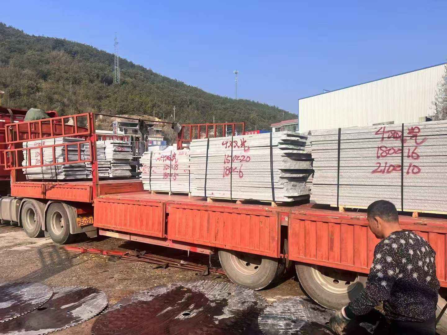 枣庄 芝麻灰花岗岩光面毛板出货日常