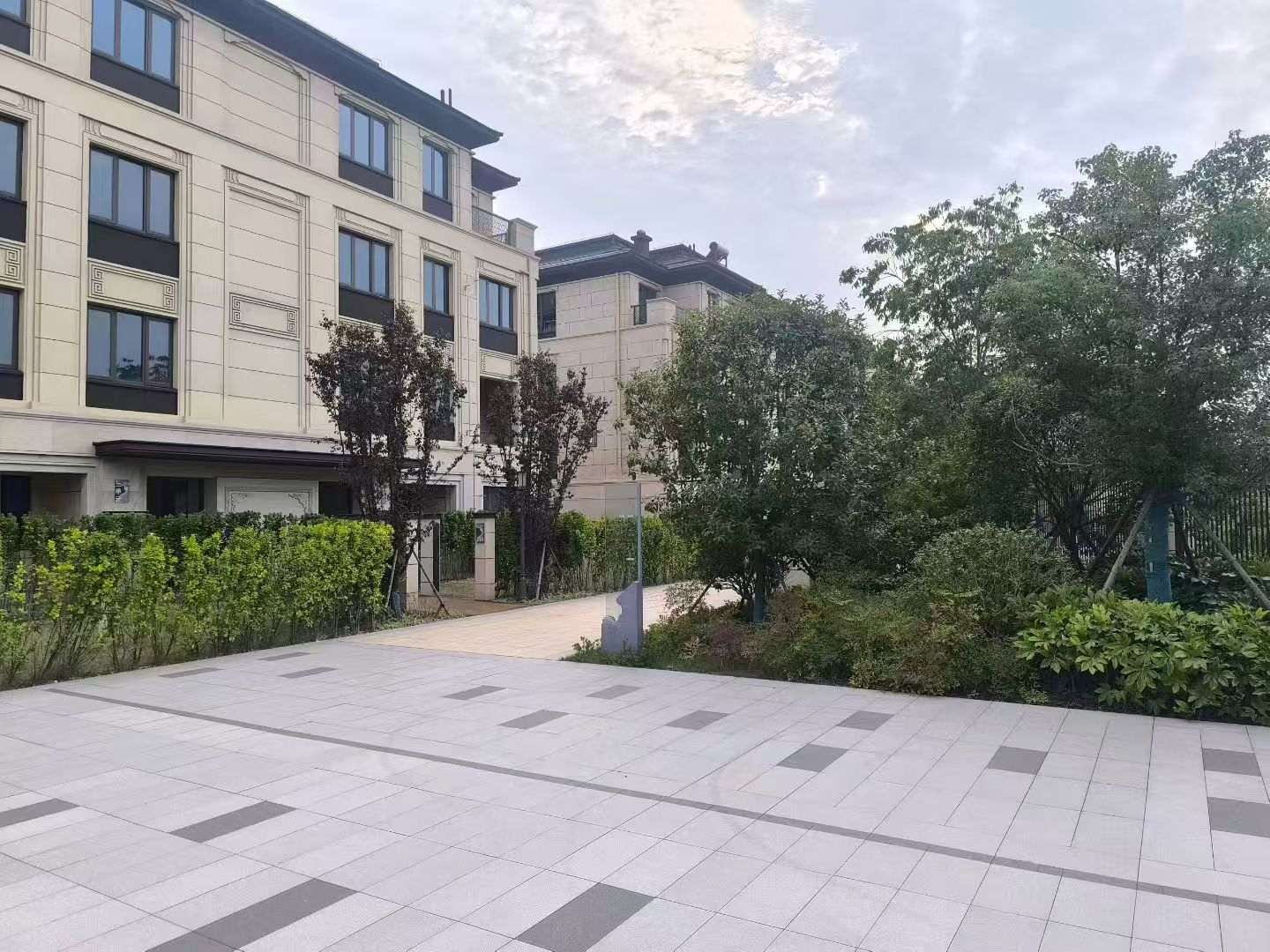 枣庄 芝麻白与芝麻白搭配铺装，尺寸1200*600